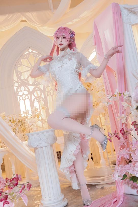 Natsuko夏夏子桃乐丝旗袍不靠战斗感,白金花厅里的NIKKE更像一场华丽幻梦