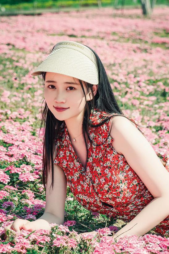 年年nnian走过花田与麦浪,《秘密花园》像一场慢下来的春游