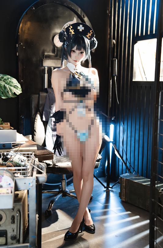 三無人型镜头里的龙华妃咲，像刚从资料室里抽走一份机密文件