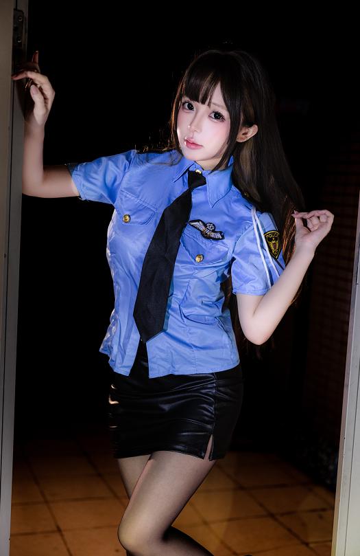 日奈娇值夜到门口停住,《楼道保安》的蓝色制服很有短剧感