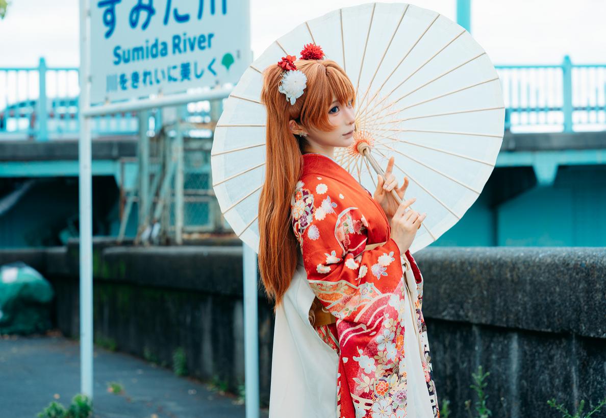 蠢沫沫这套明日香走到隅田川边，红色花纹和白纸伞都像夏日番外