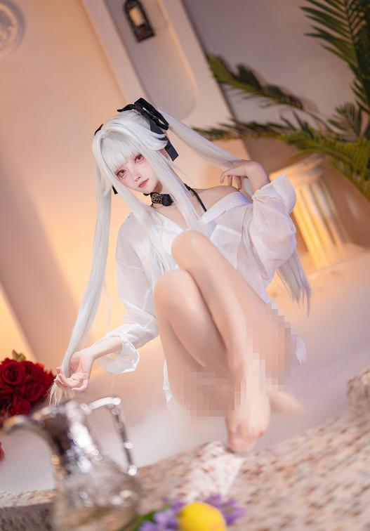 大大卷卷小卷泡在暖色水雾里,美少女万华镜的白发角色像一场梦