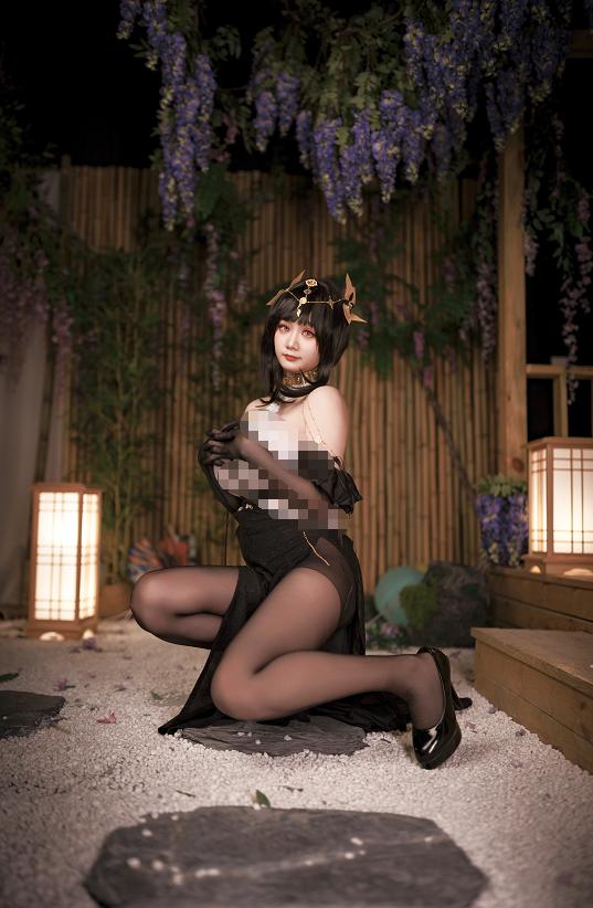 阿雪雪镇海礼服，把黑白华服放进藤花盛开的夜庭里