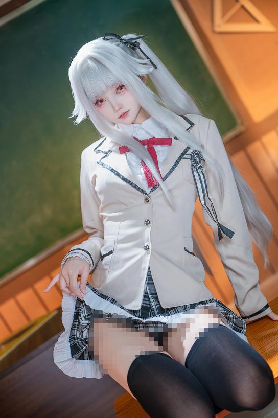 大大卷卷小卷美少女万华镜篝之雾枝|暖光教室里的银发校服感