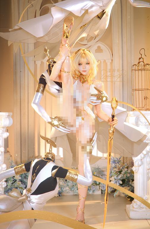 咬一口兔娘(Yiko湿润兔)阿格莱雅COS|金白神殿里的从容与锋芒