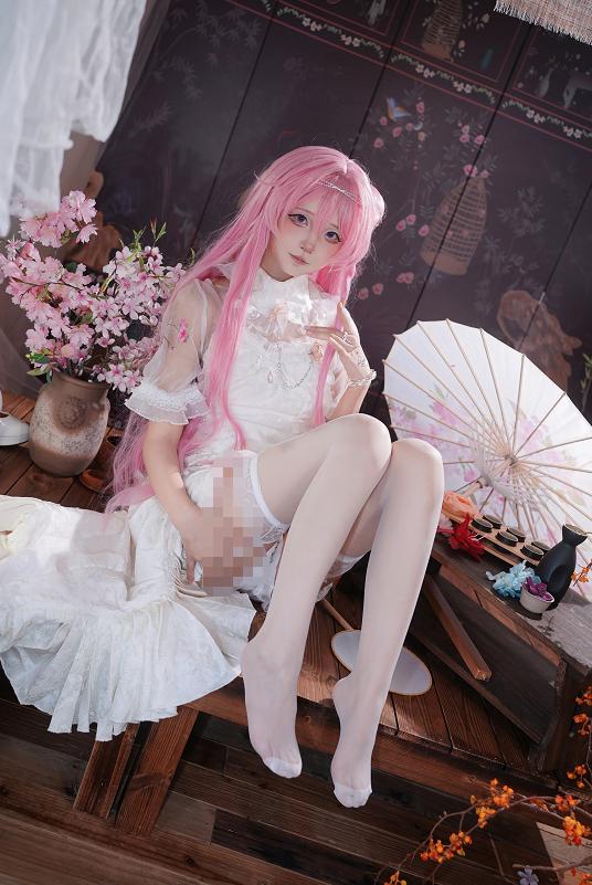 五更百鬼让桃乐丝坐进白裙茶席,NIKKE冷调角色多了东方静气