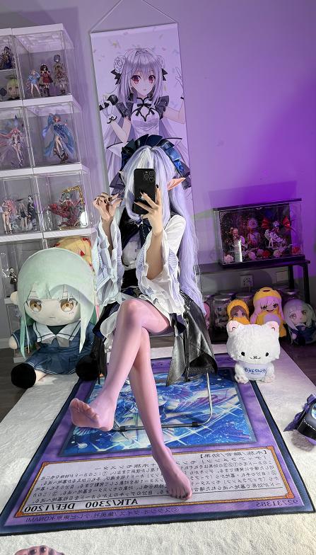 白栎Shirly绝区零薇薇安,紫光房间里的精灵少女感