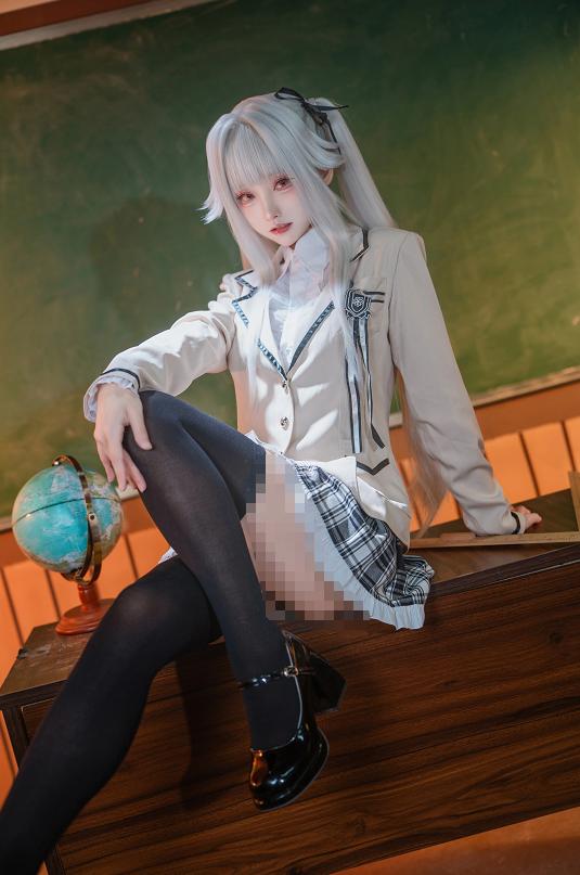 大大卷卷小卷美少女万华镜篝之雾枝|暖光教室里的银发校服感