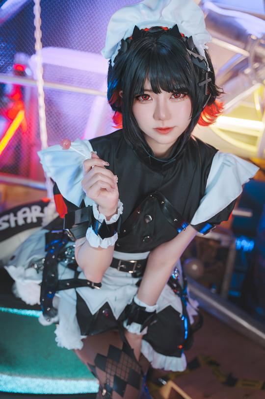 Sally Dorasnow这次的Ellen Joe,像从紫色机房灯里走出来的危险女仆