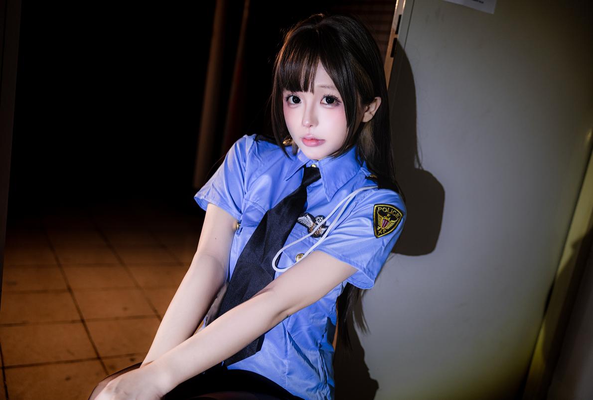 日奈娇值夜到门口停住,《楼道保安》的蓝色制服很有短剧感