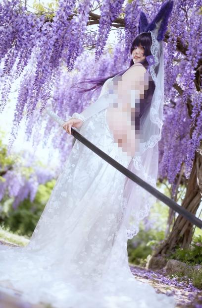 阿半今天很开心把武藏拍进一场紫色婚礼里,温柔里还藏着一点压场感