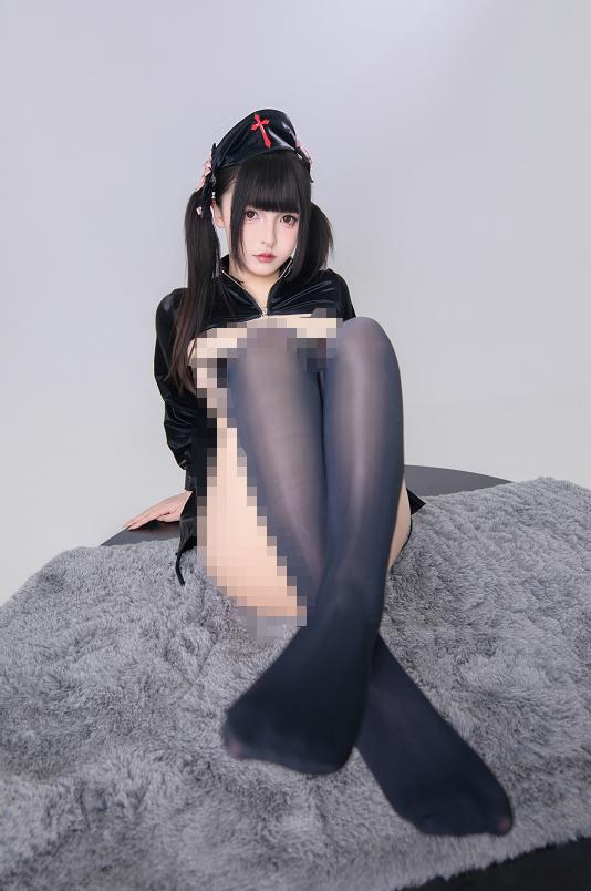 神楽坂真冬《味觉容器》｜灰白房间里，镜头慢慢靠近她