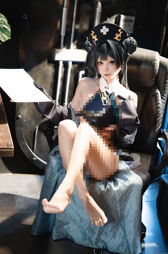 三無人型镜头里的龙华妃咲，像刚从资料室里抽走一份机密文件