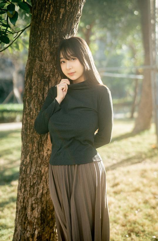 浅安安《落日时分》从树荫走到屋顶,黄昏在她身上慢慢变了样