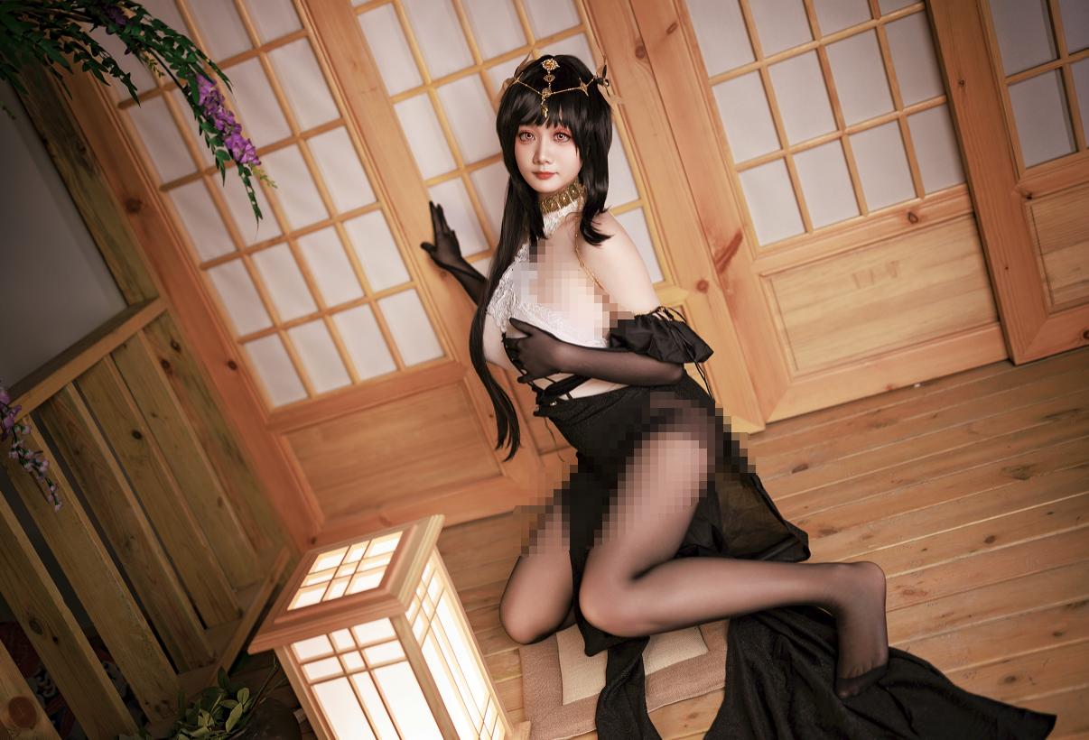 阿雪雪镇海礼服，把黑白华服放进藤花盛开的夜庭里