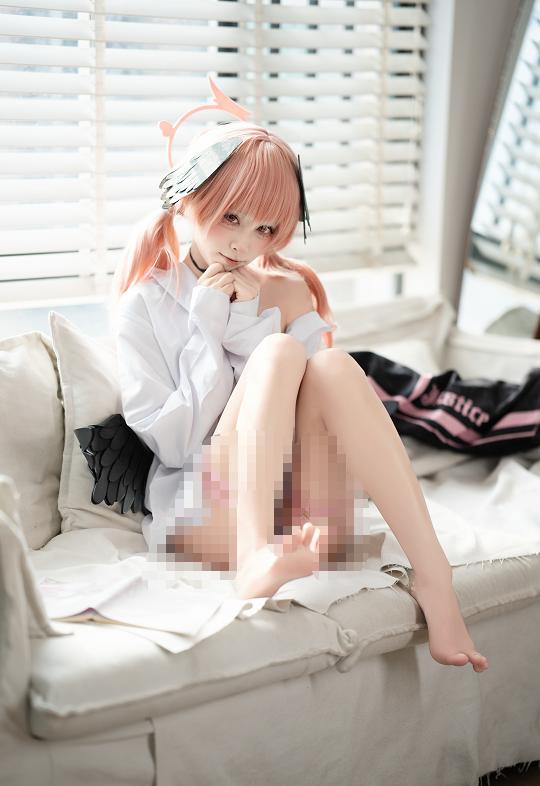 三無人型把下江小春留在白色窗光里,那点慌张反而更像她