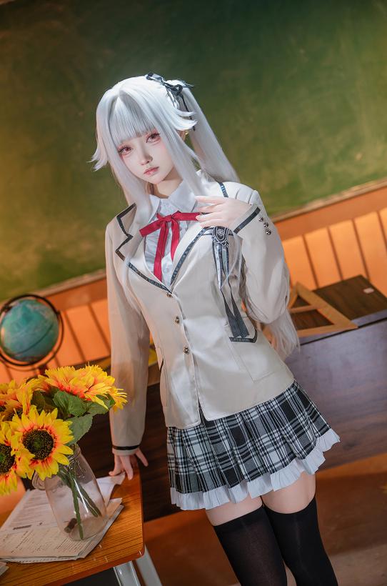 大大卷卷小卷美少女万华镜篝之雾枝|暖光教室里的银发校服感