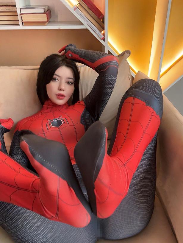 Alina Becker的客厅版蜘蛛侠:红黑战衣离开高楼以后