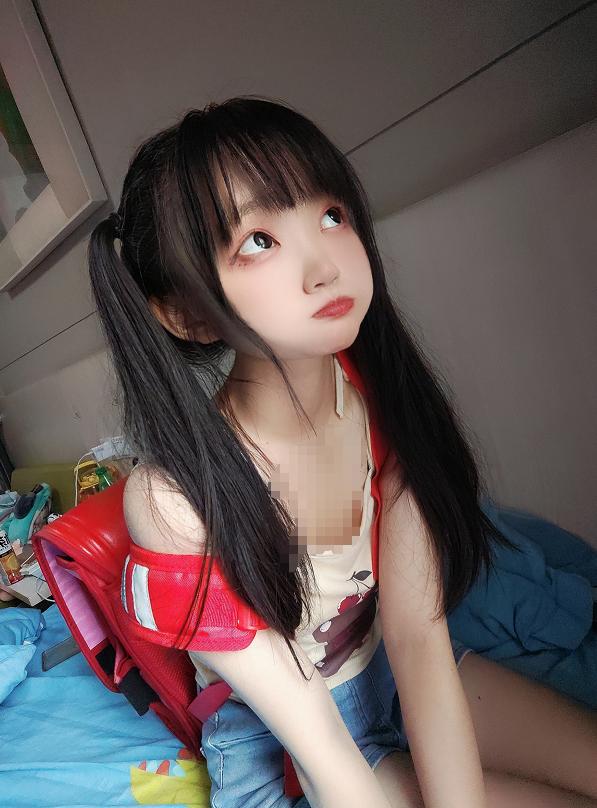 神沢永莉的放学后没有课桌，红书包还背着，人已经先坐进房间