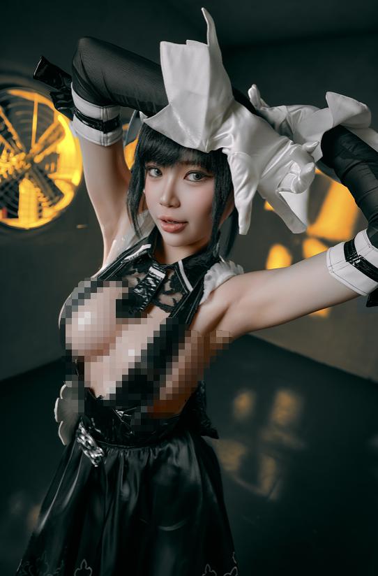 ZinieQ Eve机库灯影里,黑色战斗装拍出冷锐锋芒