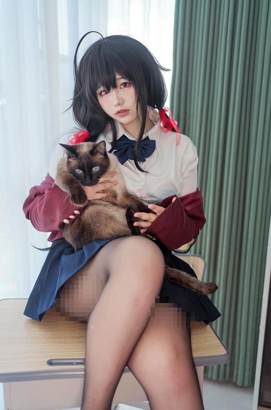 阿半今天很开心把大凤放进课桌旁,猫咪和窗边日光让JK造型更有生活感