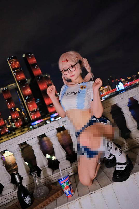 神沢永莉的世界杯应援夜,江景灯火和蓝白球衣一起亮了起来