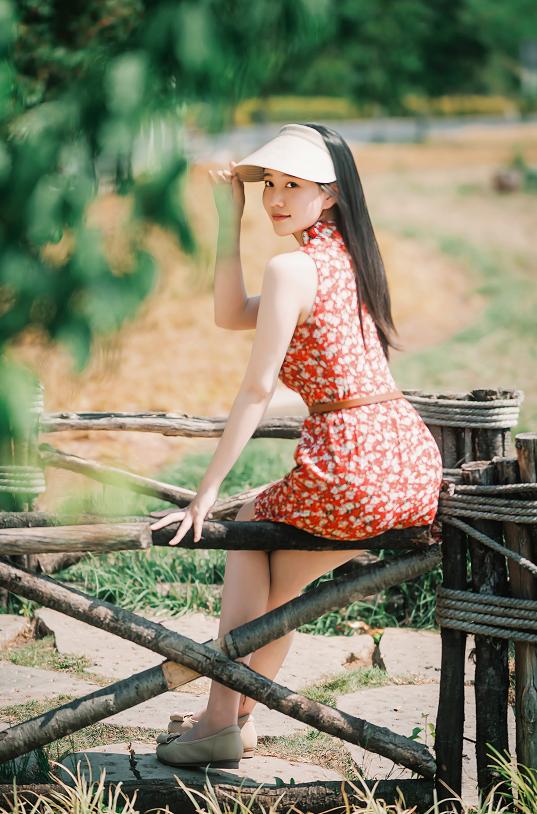 年年nnian走过花田与麦浪,《秘密花园》像一场慢下来的春游