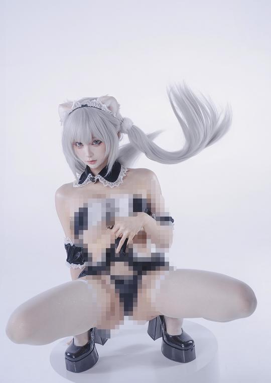 蠢沫沫《白发粉猫》里,越干净的背景越能看清那点猫系神态