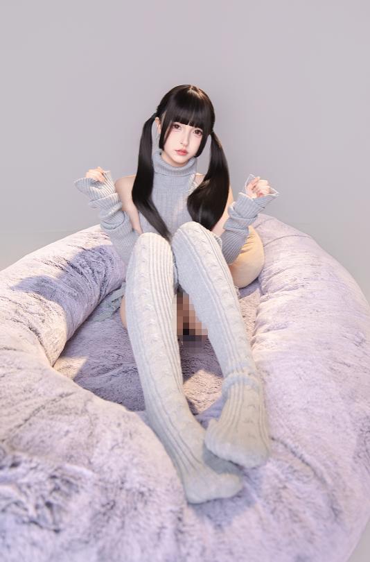 神楽坂真冬坐进《灰色轨迹》的柔软角落,双马尾让灰调房间有了温度
