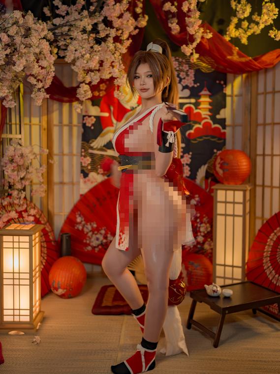 ZinieQ把不知火舞带进满室红樱，折扇一开就是熟悉的格斗热场