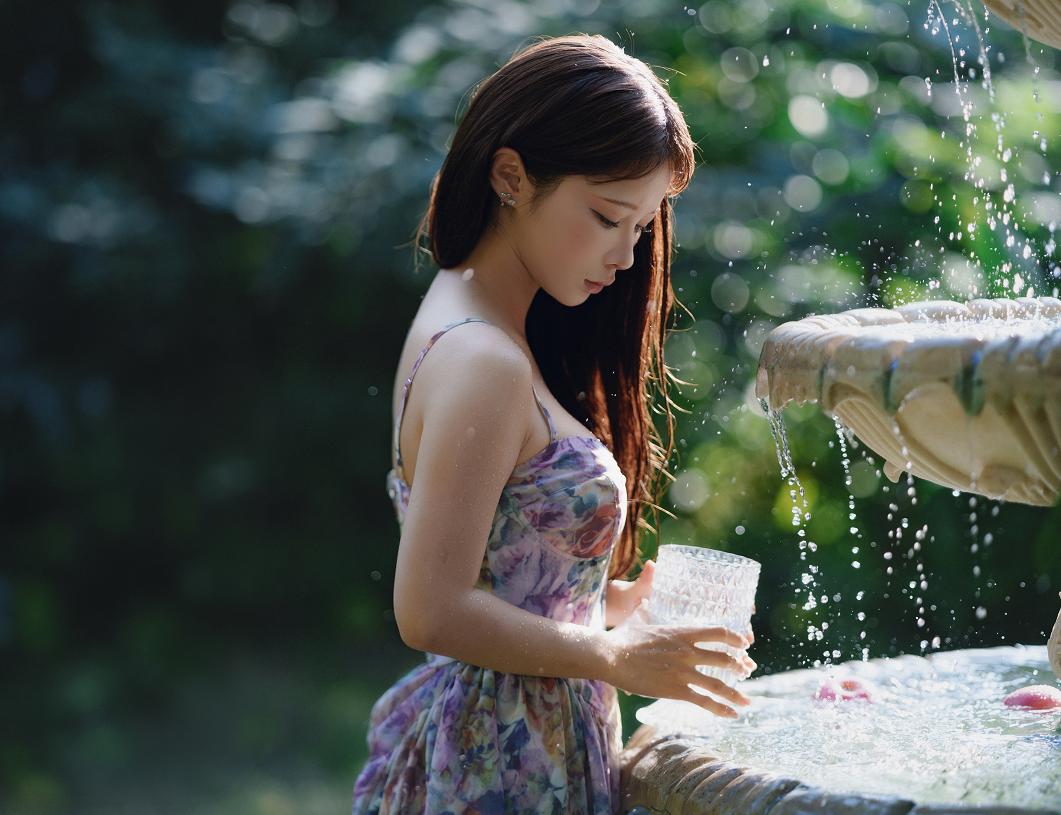 蠢沫沫的碎花裙落进庭院水光里,像盛夏午后的一场短梦