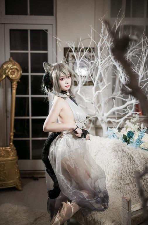 阿雪雪《周年芭蕾》把猫系幻想藏进舞步,银灰纱裙在白枝间展开