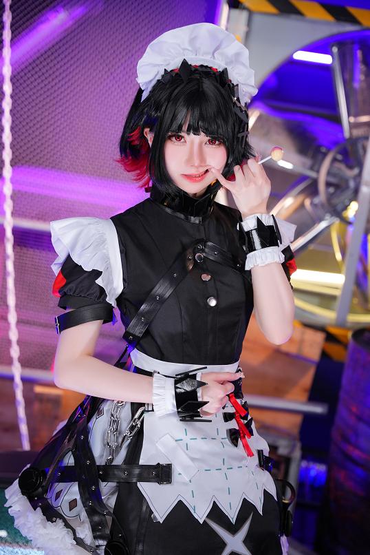 Sally Dorasnow这次的Ellen Joe,像从紫色机房灯里走出来的危险女仆