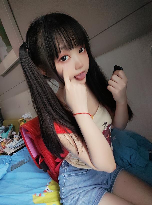 神沢永莉的放学后没有课桌，红书包还背着，人已经先坐进房间
