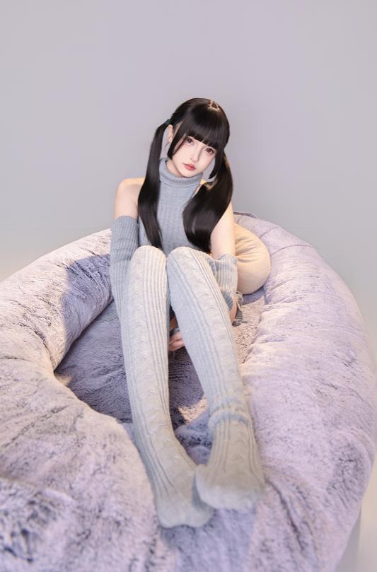 神楽坂真冬坐进《灰色轨迹》的柔软角落,双马尾让灰调房间有了温度