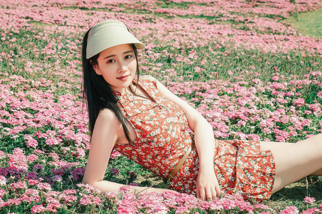 年年nnian走过花田与麦浪,《秘密花园》像一场慢下来的春游
