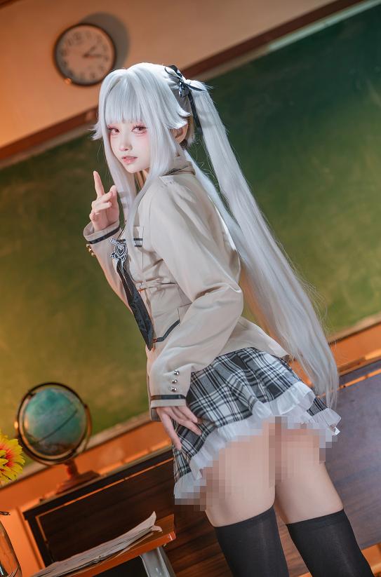 大大卷卷小卷美少女万华镜篝之雾枝|暖光教室里的银发校服感