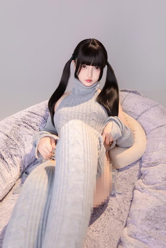 神楽坂真冬坐进《灰色轨迹》的柔软角落,双马尾让灰调房间有了温度
