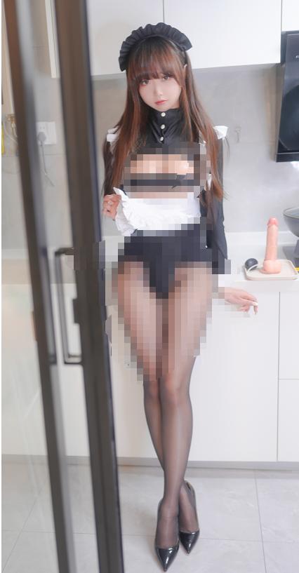 雪琪SAMA与一间冷白厨房:女仆造型也可以拍得很现代