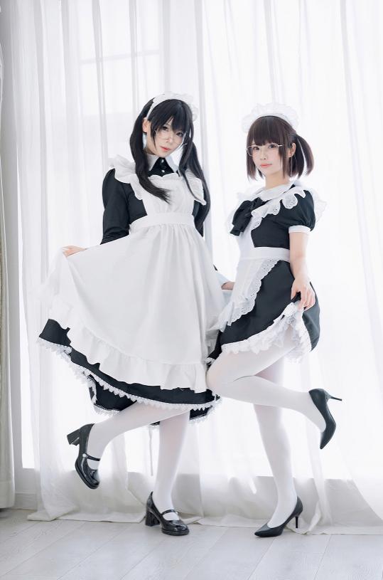 轩萧学姐与十万珍吱伏特双人女仆，白窗边的互动比制服更会说话