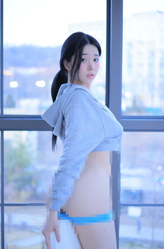 Yeon Woo(이연우)《Blue》从高层窗景走到纸灯下,冷色房间慢慢安静下来