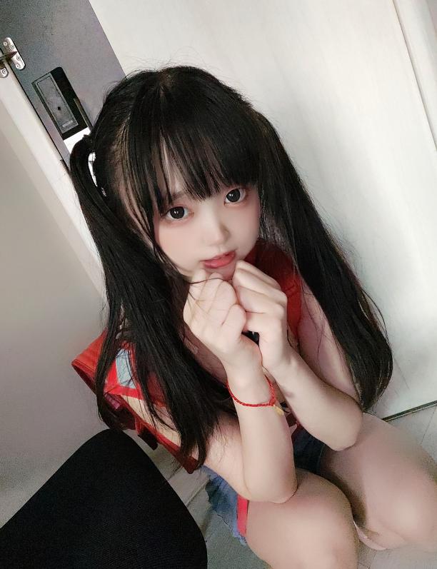 神沢永莉的放学后没有课桌，红书包还背着，人已经先坐进房间
