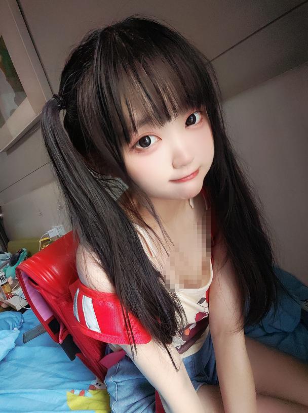 神沢永莉的放学后没有课桌，红书包还背着，人已经先坐进房间