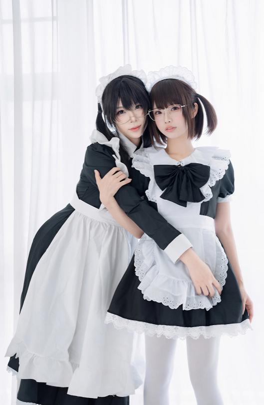 轩萧学姐与十万珍吱伏特双人女仆，白窗边的互动比制服更会说话