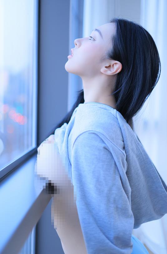 Yeon Woo(이연우)《Blue》从高层窗景走到纸灯下,冷色房间慢慢安静下来
