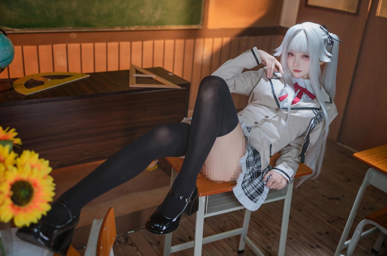 大大卷卷小卷美少女万华镜篝之雾枝|暖光教室里的银发校服感