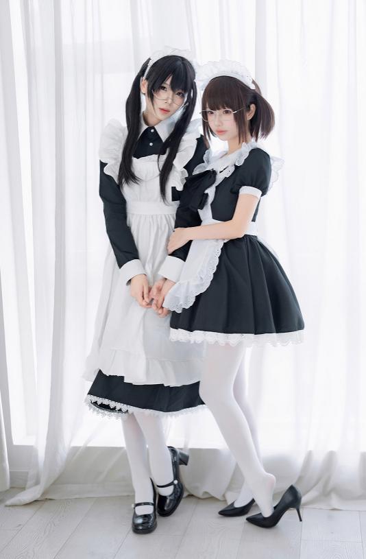 轩萧学姐与十万珍吱伏特双人女仆，白窗边的互动比制服更会说话