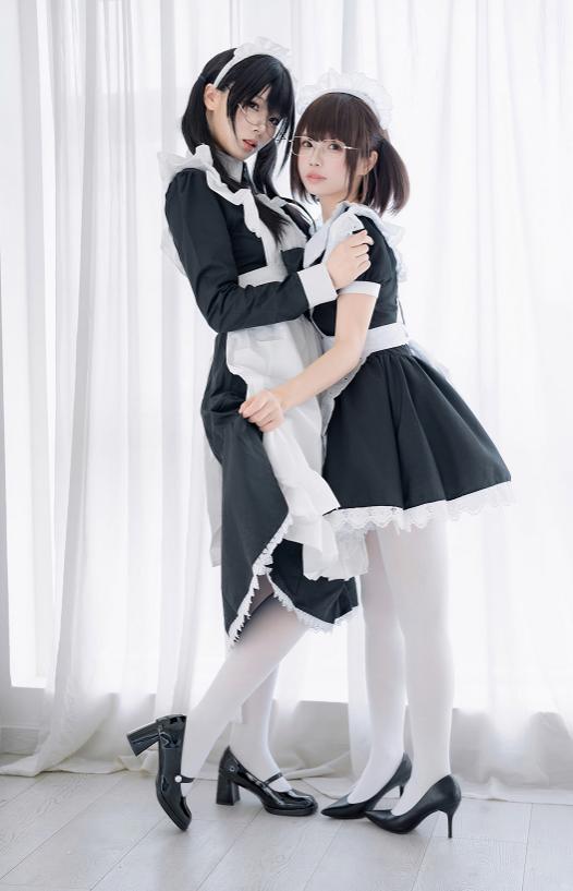 轩萧学姐与十万珍吱伏特双人女仆，白窗边的互动比制服更会说话