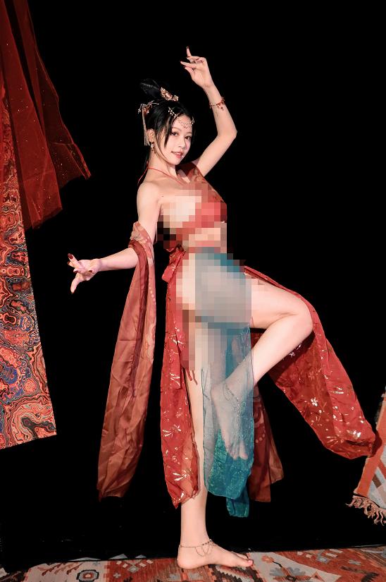 星黛鹿鹿i红纱夜幕起舞,敦煌舞姬的异域感藏在手势里