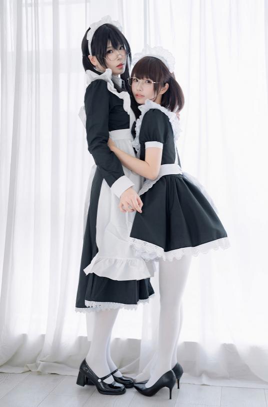 轩萧学姐与十万珍吱伏特双人女仆，白窗边的互动比制服更会说话